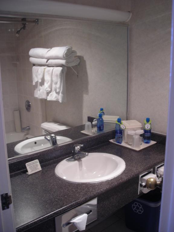 Quality Hotel Downtown-Inn At False Creek Vancouver Room photo